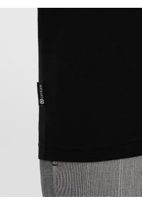 Ombre Clothing - Męski T-shirt V-NECK z elastanem - czarny V3 OM-TSCT-0106 - XXL. Typ kołnierza: dekolt w kształcie V. Kolor: czarny. Materiał: elastan. Długość rękawa: krótki rękaw. Długość: krótkie. Wzór: nadruk. Styl: klasyczny