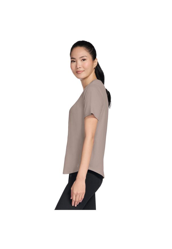 skechers - T-shirt sportowy z krótkim rękawem damski Luxe Rib Tee. Kolor: brązowy. Materiał: poliester. Długość rękawa: krótki rękaw. Długość: krótkie