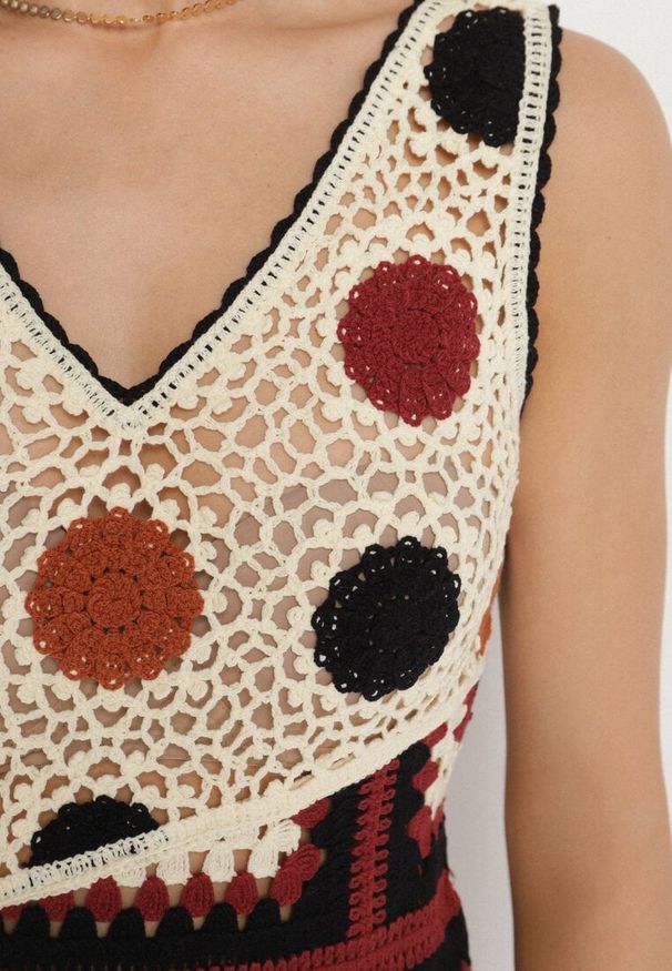 Born2be - Beżowo-Brązowa Bawełniana Sukienka Szydełkowa o Dopasowanym Kroju Atarina. Okazja: na co dzień, na imprezę. Typ kołnierza: dekolt w serek. Kolor: beżowy. Materiał: bawełna. Wzór: aplikacja. Sezon: lato. Styl: casual, boho, elegancki