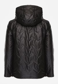 Born2be - Czarna Pikowana Kurtka Przejściowa o Prostym Kroju z Kapturem Vimoris. Okazja: na spacer, na co dzień. Typ kołnierza: kaptur. Kolekcja: plus size. Kolor: czarny. Materiał: poliester, jeans. Styl: casual, elegancki #2