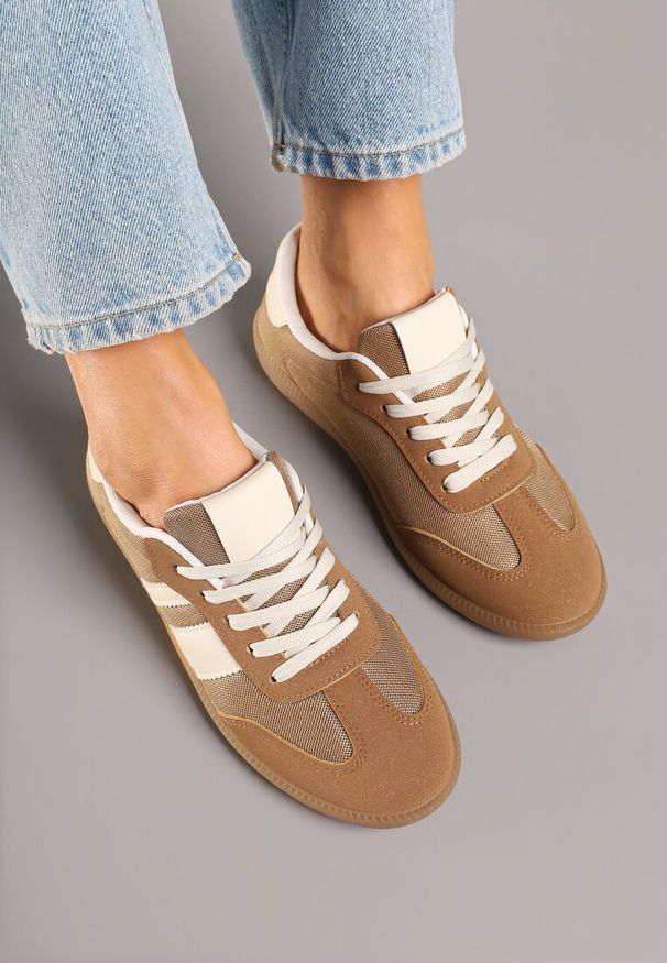 Born2be - Ciemnobeżowe Sneakersy Tenisówki z Ozdobnymi Paskami Jenavena. Okazja: na spacer, na co dzień. Zapięcie: pasek. Kolor: beżowy. Sport: turystyka piesza