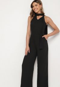 Born2be - Czarny Kombinezon Bez Rękawów z Ozdobnym Wiązaniem i Szerokimi Nogawkami Silarine. Okazja: na co dzień. Kolor: czarny. Materiał: jeans. Długość rękawa: bez rękawów. Styl: sportowy, klasyczny, elegancki, casual