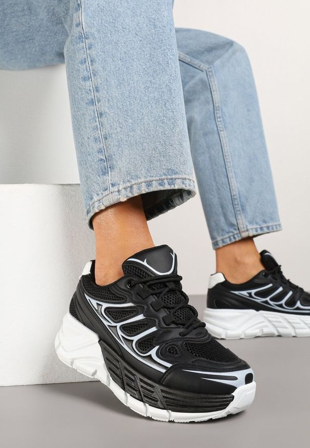 Born2be - Czarne Sneakersy w Streetwearowym Stylu na Grubej Podeszwie z Tłoczeniami Siltewi. Okazja: na co dzień. Nosek buta: okrągły. Zapięcie: sznurówki. Kolor: czarny. Materiał: jeans