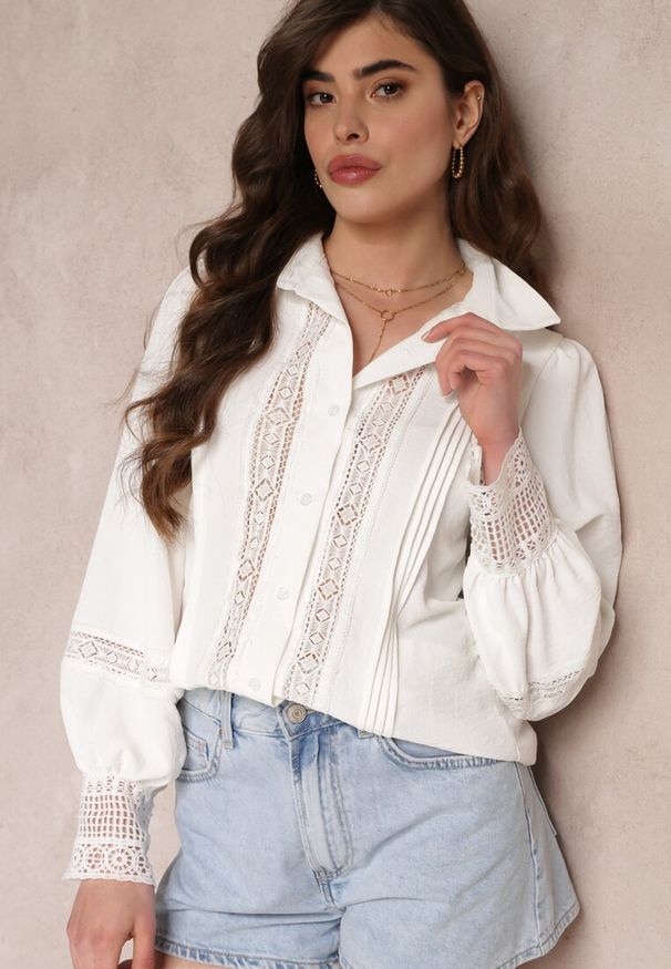 Renee - Biała Koronkowa Koszula z Długimi Rękawami Haya. Kolor: biały. Materiał: koronka. Długość rękawa: długi rękaw. Długość: długie. Styl: klasyczny