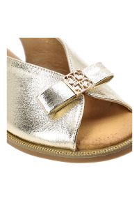 Sandały damskie Filippo, cholewka ze skóry ekologicznej metaliczne wykończenie płaska podeszwa, złote, DS7923/26. Kolor: złoty. Materiał: skóra ekologiczna. Obcas: na płaskiej podeszwie #5
