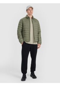 4f - 4F Kurtka puchowa z wypełnieniem syntetycznym męska - khaki 3XL. Okazja: na co dzień. Typ kołnierza: kołnierzyk stójkowy. Kolor: brązowy, oliwkowy, wielokolorowy. Materiał: puch, syntetyk. Długość: długie. Styl: sportowy, elegancki, klasyczny, casual
