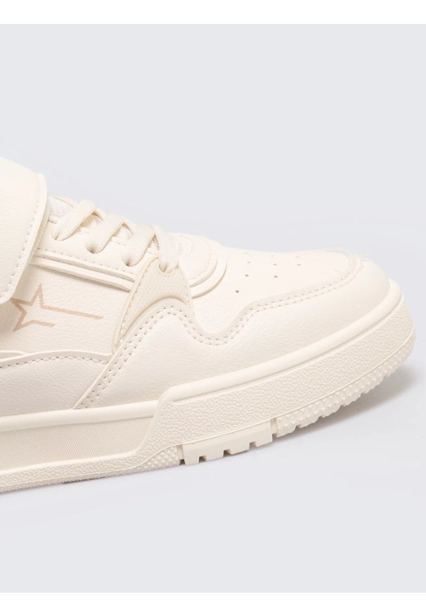 Big-Star - Sneakersy młodzieżowe beżowe RR374051 801. Okazja: na co dzień, na spacer, na uczelnię. Zapięcie: rzepy. Kolor: beżowy. Materiał: materiał. Sport: turystyka piesza