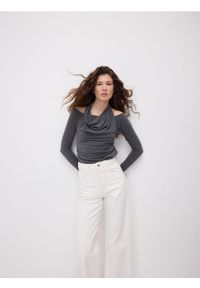 Reserved - Bluzka z ozdobnym dekoltem - ciemnoszary. Kolor: szary. Materiał: dzianina, wiskoza #1