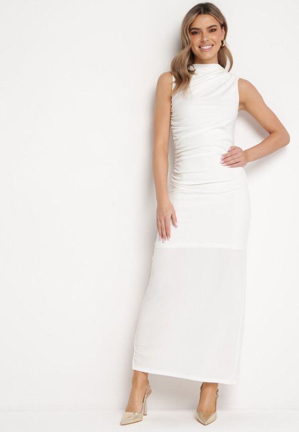 Born2be - Biała Maxi Sukienka Dopasowana z Ozdobnymi Marszczeniami Dorsalinna. Okazja: do pracy, na spotkanie biznesowe. Kolor: biały. Sezon: wiosna, lato. Typ sukienki: dopasowane. Styl: klasyczny, elegancki, biznesowy. Długość: maxi