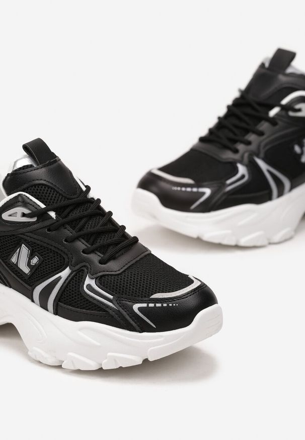 Born2be - Czarne Sneakersy na Grubej Podeszwie z Błyszczącymi Wstawkami i Sznurowaniem Vilenra. Kolor: czarny. Szerokość cholewki: normalna