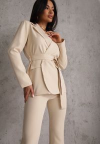 Renee - Beżowy Komplet o Garniturowym Kroju z Marynarką z Wiązaniem i Spodniami Falestra. Kolor: beżowy #2