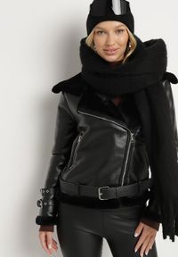 Born2be - Czarna Kurtka Biker Thalica. Okazja: na co dzień. Kolor: czarny. Materiał: futro. Długość rękawa: długi rękaw. Długość: krótkie. Wzór: aplikacja. Sezon: zima, jesień. Styl: casual #4