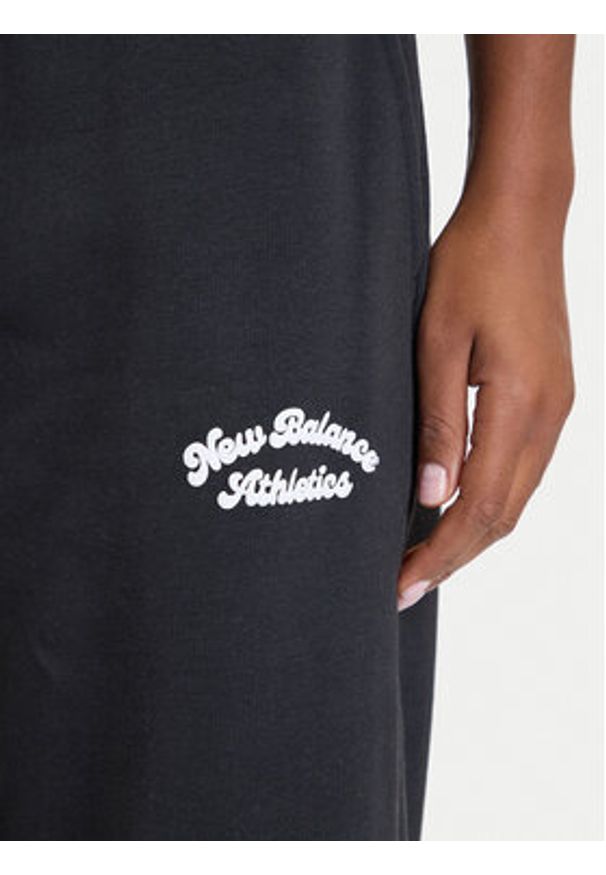 New Balance Spodnie dresowe WP53902 Czarny Relaxed Fit. Kolor: czarny. Materiał: bawełna