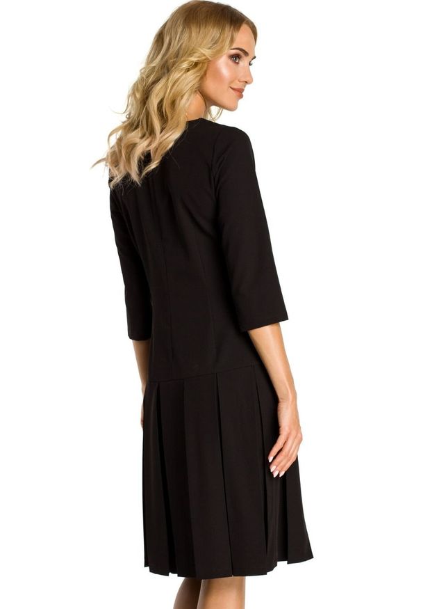 MOE - Elegancka sukienka z obniżoną talią i kontrafałdami. Materiał: materiał, elastan. Długość rękawa: krótki rękaw. Styl: elegancki