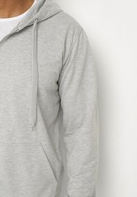 Born2be - Jasnoszara Bluza z Bawełną Kapturem i Sznurkami Asallin. Okazja: na co dzień. Typ kołnierza: kaptur. Kolor: szary. Materiał: bawełna. Styl: casual, klasyczny #6