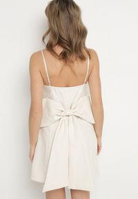 Born2be - Beżowa Rozkloszowana Sukienka na Ramiączkach Zdobiona Dużą Kokardą Lavvia. Okazja: na co dzień. Typ kołnierza: kokarda. Kolor: beżowy. Długość rękawa: na ramiączkach. Wzór: aplikacja. Typ sukienki: rozkloszowane. Styl: elegancki, casual #6