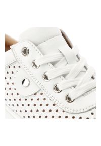 Półbuty damskie Vinceza, cholewka ze skóry naturalnej licowej z perforacją wiązanie z przodu metalowe oczka z zabudowanym przodem, białe, 79629. Kolor: biały. Materiał: skóra. Szerokość cholewki: normalna #2