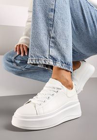 Renee - Białe Sneakersy na Platformie z Misiem Miliene. Okazja: na co dzień. Kolor: biały. Materiał: jeans. Wzór: aplikacja. Obcas: na platformie #6