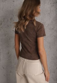 Renee - Brązowy T-shirt z Bawełny Ozdobiony Sercem z Cyrkonii Amythera. Okazja: na co dzień. Kolor: brązowy. Materiał: bawełna. Wzór: aplikacja. Styl: sportowy, casual, elegancki #5