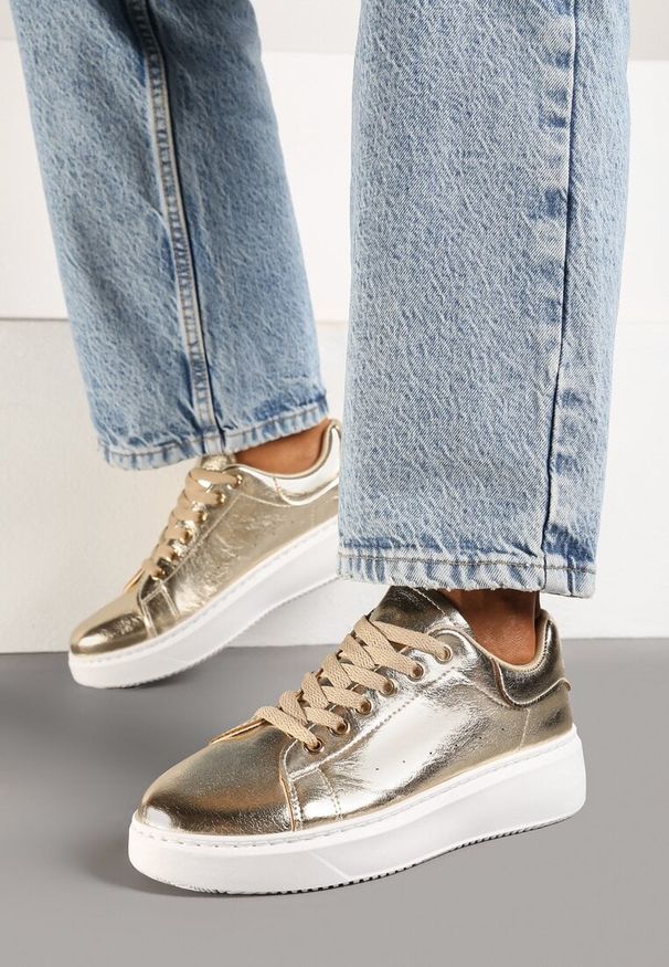 Renee - Złote Metaliczne Sneakersy Vices na Płaskiej Podeszwie Syliel. Okazja: na co dzień. Zapięcie: sznurówki. Kolor: złoty. Materiał: jeans. Obcas: na płaskiej podeszwie