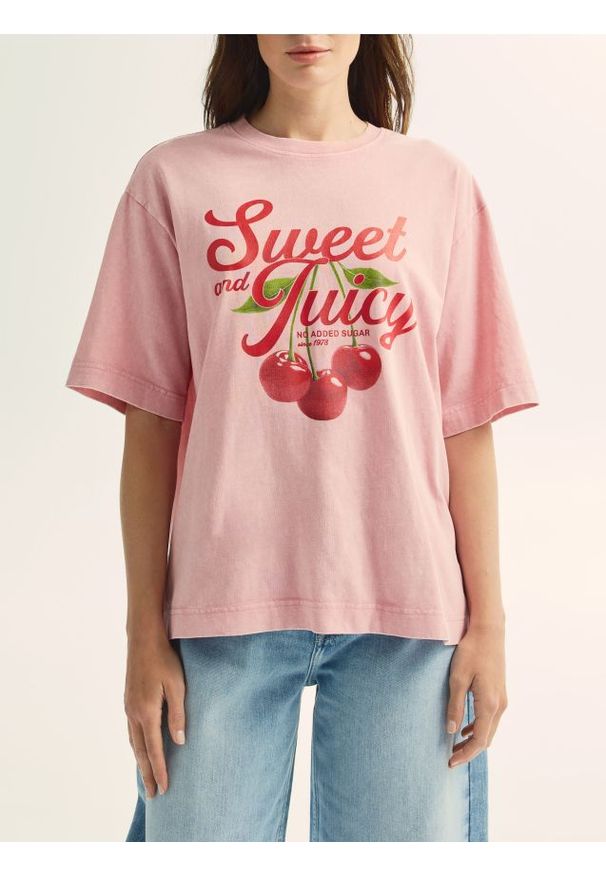 Reserved - Bawełniany t-shirt oversize - różowy. Kolor: różowy. Materiał: bawełna