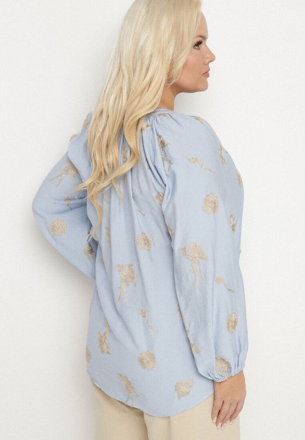 Born2be - Niebieska Bluzka z Dekoltem w Serek i Haftowanymi Zdobieniami z Metaliczną Nicią Sovbia. Typ kołnierza: dekolt w serek. Kolekcja: plus size. Kolor: niebieski. Materiał: jeans. Długość rękawa: długi rękaw. Długość: długie. Wzór: aplikacja, haft