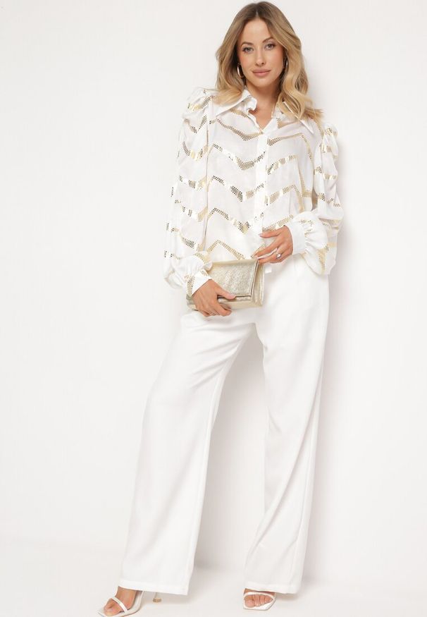 Born2be - Biała Koszula z Bufiastymi Rękawami z Metalicznym Nadrukiem Arcisa. Kolor: biały. Wzór: nadruk