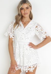 Born2be - Biały Koronkowy Kombinezon z Imitacją Kieszeni Dawni. Kolor: biały. Materiał: koronka. Długość rękawa: krótki rękaw. Długość: krótkie. Sezon: wiosna, lato. Styl: retro #4