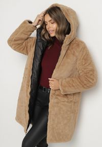 Born2be - Czarna Długa Kurtka Dwustronna z Pikowanymi Przeszyciami i Kapturem Olidia. Okazja: na spacer, na co dzień. Kolor: czarny. Materiał: dzianina, jeans, futro, poliester. Długość: długie. Styl: casual, elegancki #5