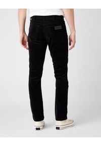 Wrangler - MĘSKIE SPODNIE SZTRUKSOWE WRANGLER TEXAS SLIM BLACK W12SEC100 112141146. Materiał: sztruks. Długość: długie. Wzór: aplikacja, prążki, napisy. Sezon: wiosna, zima, jesień