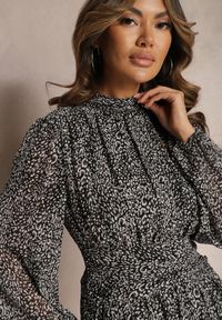Renee - Czarna Mini Sukienka ze Stójką o Rozkloszowanym Fasonie w Modny Wzór Liremese. Typ kołnierza: kołnierzyk stójkowy. Kolor: czarny. Długość rękawa: długi rękaw. Długość: mini #4