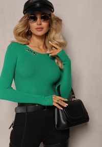 Renee - Zielony Klasyczny Sweter z Prążkowanej Dzianiny z Ozdobną Klamerką Idellia. Kolor: zielony. Materiał: dzianina, prążkowany. Długość rękawa: długi rękaw. Długość: długie. Wzór: aplikacja. Styl: klasyczny #4