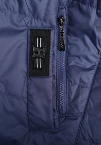 Born2be - Niebieska Pikowana Kurtka z Kapturem i Ozdobnymi Suwakami Tulirisa. Okazja: na co dzień. Typ kołnierza: kaptur. Kolekcja: plus size. Kolor: niebieski. Materiał: jeans. Styl: casual, sportowy #4