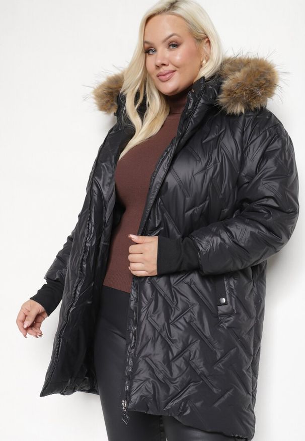 Born2be - Czarna Kurtka Pikowana z Kapturem z Futerkiem z Możliwością Odpięcia Rinnavia. Okazja: na co dzień. Typ kołnierza: kaptur. Kolekcja: plus size. Kolor: czarny. Długość: długie. Wzór: aplikacja. Materiał: futro. Długość rękawa: długi rękaw. Styl: elegancki, casual
