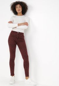 Born2be - Bordowe Spodnie Skinny Dianolea. Kolor: czerwony. Materiał: tkanina. Długość: długie. Wzór: nadruk, gładki, aplikacja