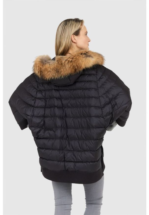 Blauer USA - BLAUER Czarna peleryna puchowa z futrem jenota. Kolor: czarny. Materiał: futro, puch