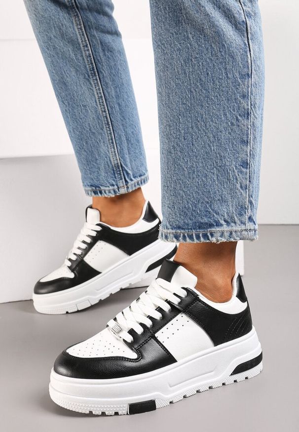 Renee - Biało-Czarne Sneakersy z Ekoskóry na Grubej Podeszwie z Ozdobnymi Wstawkami Sarnei. Nosek buta: okrągły. Zapięcie: sznurówki. Kolor: biały. Materiał: materiał. Obcas: na obcasie. Wysokość obcasa: niski