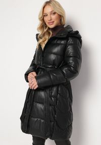 Born2be - Czarna Pikowana Kurtka z Ekoskóry z Kapturem i Paskiem w Talii Enedda. Typ kołnierza: kaptur. Kolor: czarny. Materiał: futro. Wzór: aplikacja #4