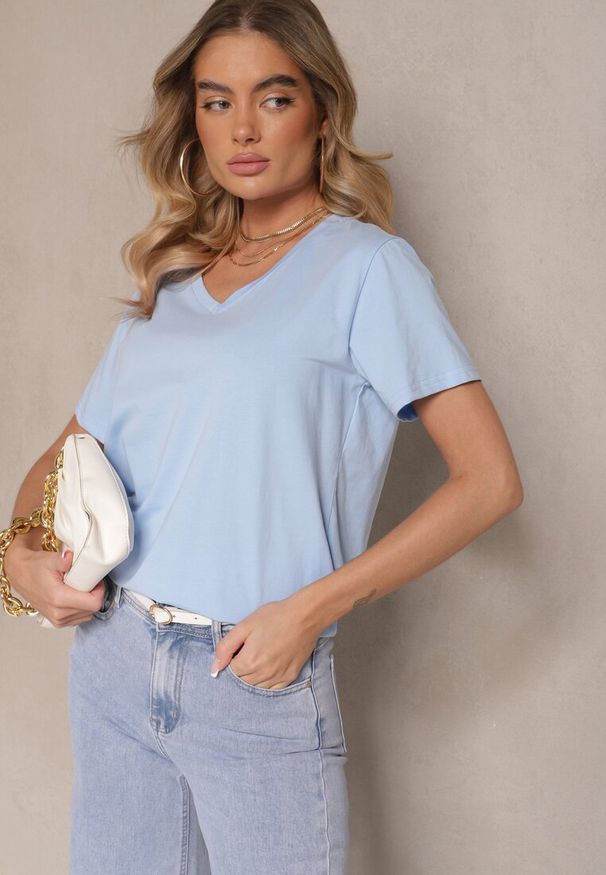 Renee - Jasnoniebieski T-shirt z Bawełny z Dekoltem w Serek Tanirea. Okazja: na co dzień. Typ kołnierza: dekolt w serek. Kolor: niebieski. Materiał: bawełna. Styl: casual