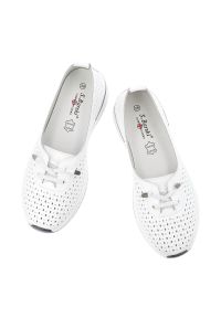 Półbuty damskie S.Barski, cholewka ze skóry naturalnej gładkiej z perforacją wsuwany fason dekoracyjna kokardka zaokrąglony nosek kontrastowe wstawki. Kolor: biały. Materiał: skóra. Szerokość cholewki: normalna. Wzór: gładki #9