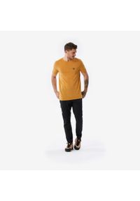 SIMOND - Koszulka trekkingowa z krótkim rękawem męska Forclaz Travel 500 Merino. Kolor: brązowy, żółty, pomarańczowy, wielokolorowy. Materiał: materiał, akryl, wełna. Długość rękawa: krótki rękaw. Długość: krótkie. Sezon: zima, lato. Sport: turystyka piesza