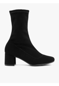 Ryłko - Czarne botki skarpetowe z elastyczną cholewką. Nosek buta: okrągły. Kolor: czarny. Materiał: syntetyk. Szerokość cholewki: normalna. Obcas: na obcasie. Styl: street. Wysokość obcasa: średni #1