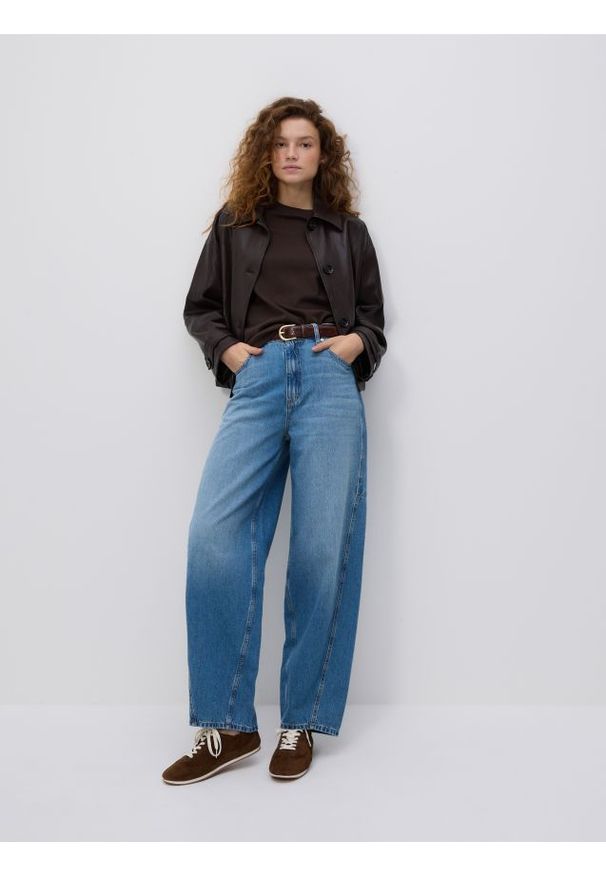Reserved - Jeansy barrel leg - niebieski. Kolor: niebieski. Materiał: jeans