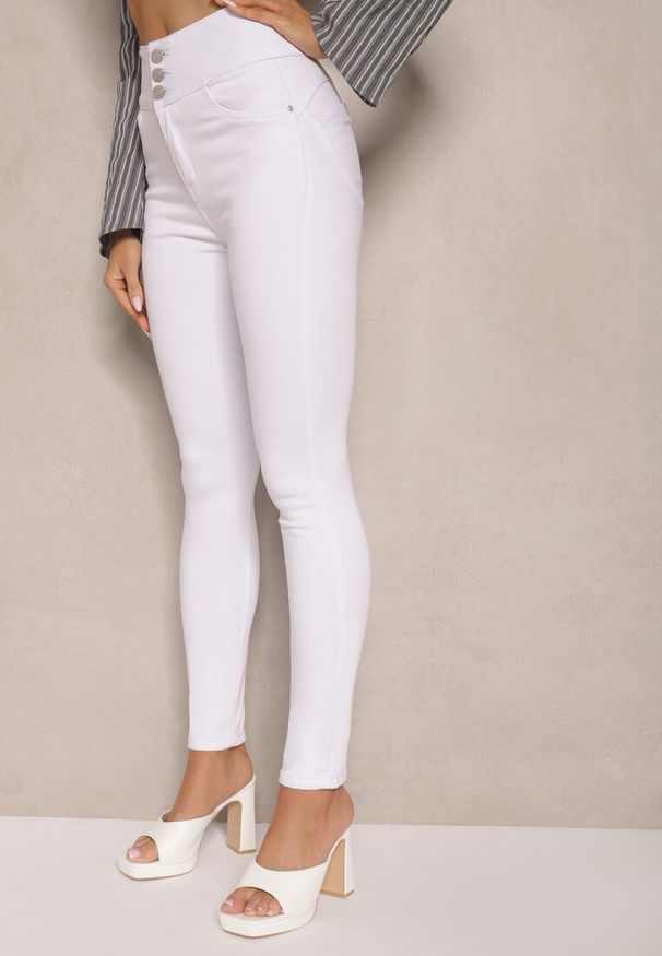 Renee - Białe Jeansy Skinny z Bawełną High Waist Ozdobione Guzikami Callirna. Okazja: na co dzień. Stan: podwyższony. Kolor: biały. Wzór: aplikacja. Styl: elegancki, casual