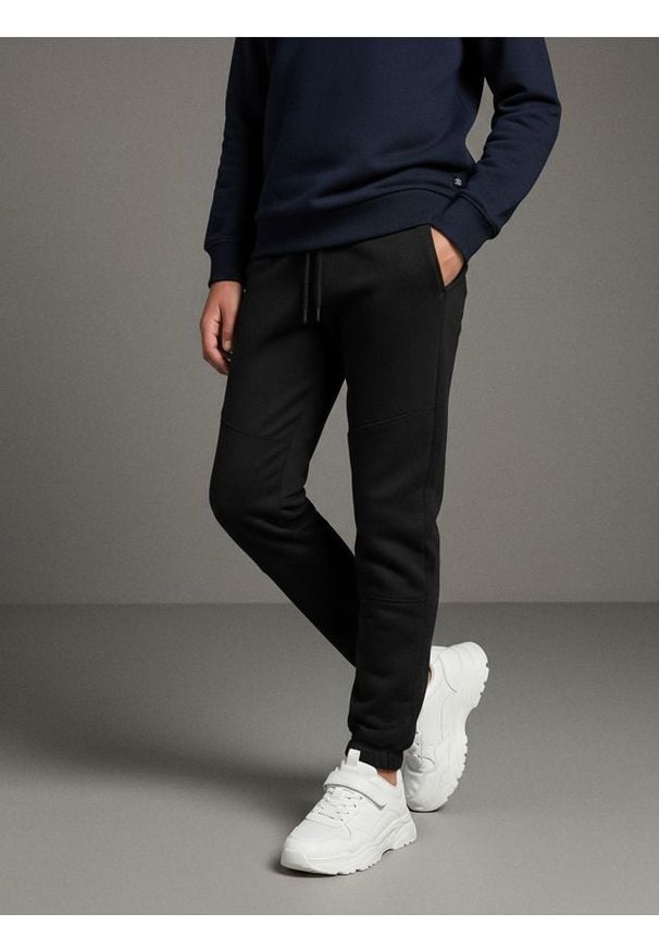 Sinsay - Spodnie dresowe jogger - czarny. Kolor: czarny. Materiał: dresówka
