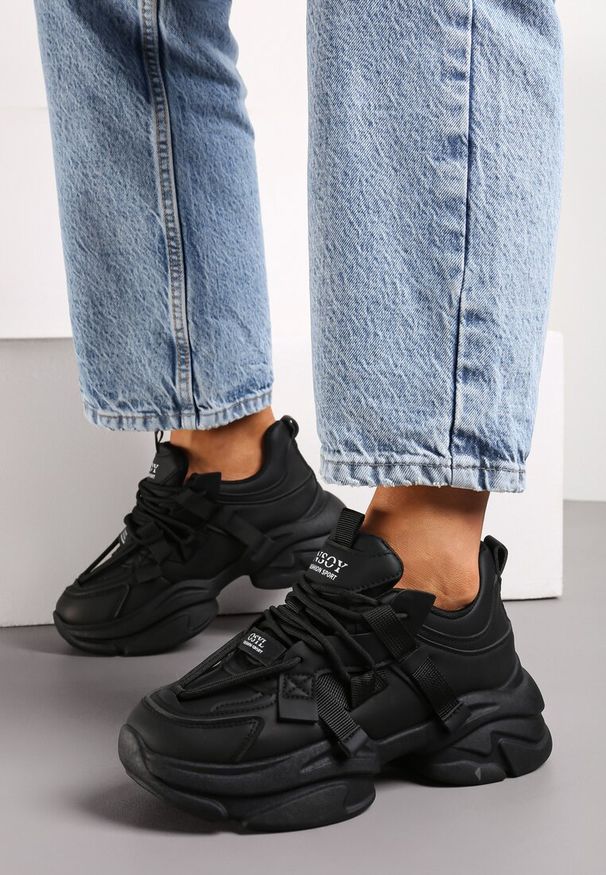 Renee - Czarne Sneakersy Ozdobione Napisami na Wysokiej Podeszwie Uvanda. Kolor: czarny. Wzór: napisy, aplikacja. Sport: turystyka piesza