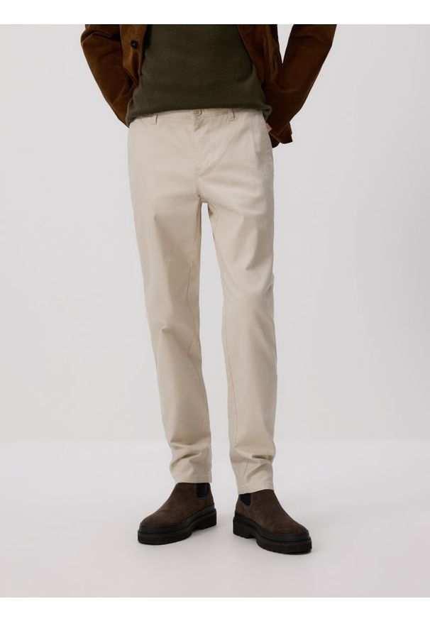 Reserved - Bawełniane spodnie chino slim - kremowy. Kolor: kremowy. Materiał: bawełna