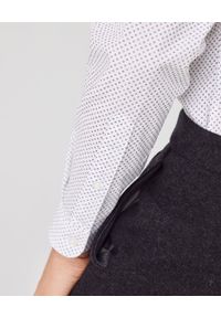 Lacoste - LACOSTE - Biała koszula z nadrukiem slim fit. Okazja: na spotkanie biznesowe, do pracy. Kolor: szary. Materiał: jeans, materiał. Długość rękawa: długi rękaw. Długość: długie. Wzór: nadruk. Styl: biznesowy, klasyczny, elegancki #7