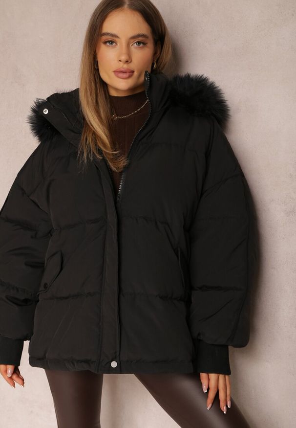 Renee - Czarna Kurtka Oversize z Futrzanym Kapturem Haduni. Kolor: czarny. Materiał: futro. Długość rękawa: długi rękaw. Długość: długie. Wzór: aplikacja. Sezon: zima