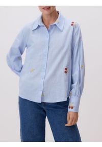 Reserved - Koszula z haftowanym wzorem - jasnoniebieski. Kolor: niebieski. Materiał: len, bawełna, tkanina. Wzór: haft #1